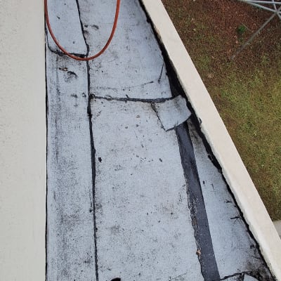 גג אטום עם יריעות ביטומניות וחור ניקוז