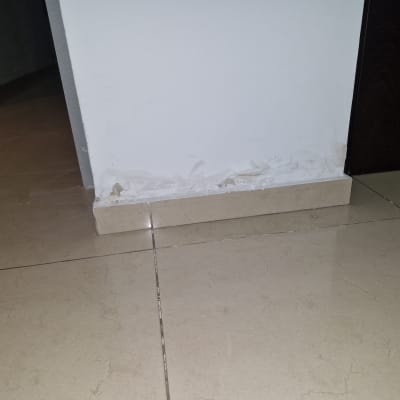 קיר עם סימני רטיבות ותיקון טיח