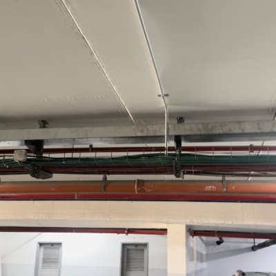 צינורות ותשתיות חשמל בחניון