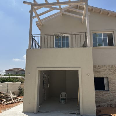 מסגרת עץ לבנה על גג בית בבנייה