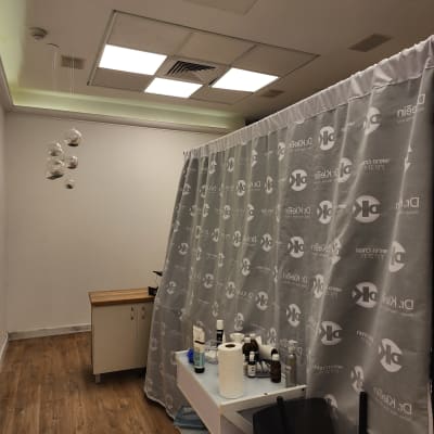 מוצרים וכלים על מדף בחדר עם וילון