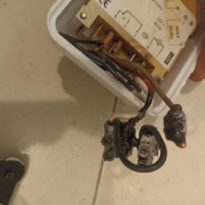 חוטי חשמל מחוברים למכשיר חשמלי בקופסה לבנה