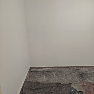 קיר צבוע עם יריעות מגן על הרצפה