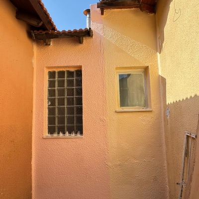 קיר חיצוני עם עבודת איטום נראית לעין