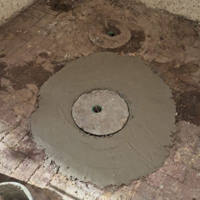 תיקון צנרת עם בטון סביב פתח ניקוז