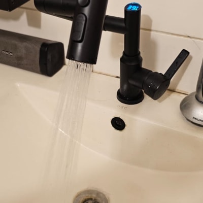 ברז שחור עם צג טמפרטורה דיגיטלי זורם בכיור