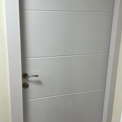 דלת פנים בצבע לבן עם ידית מתכת