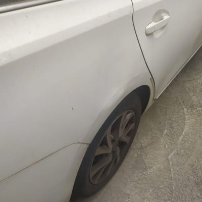 חלק אחורי של רכב עם גלגל ולכלוך קל