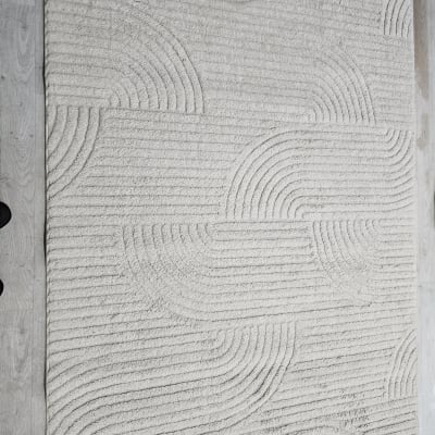 שטיח בהיר עם דוגמת קווים מעוגלים