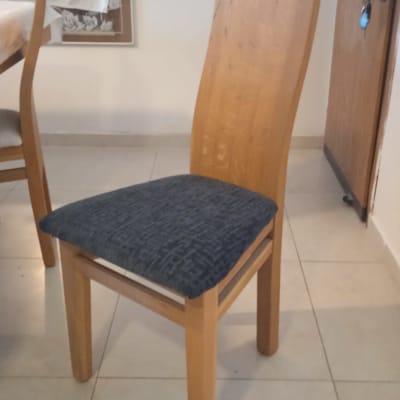 כיסא עץ עם ריפוד מושב כהה