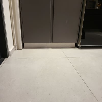 ארון מטבח עם דלתות כהות ורצפת אריחים