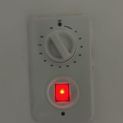 מתג חשמלי עם נורית חיווי אדומה דולקת