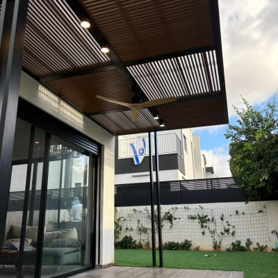 פרגולה מאלומיניום עם תאורה ומאוורר תקרה