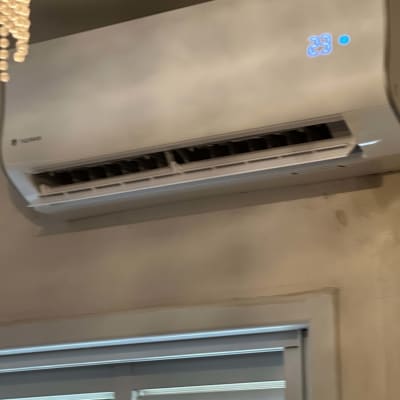 מזגן קיר עם תצוגת טמפרטורה 23 מעלות