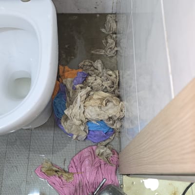 כלים וציוד אינסטלציה ליד שירותים מוצפים