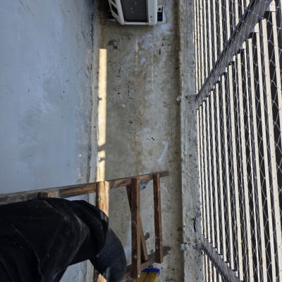 רשת למניעת כניסת יונים מותקנת על קיר חיצוני