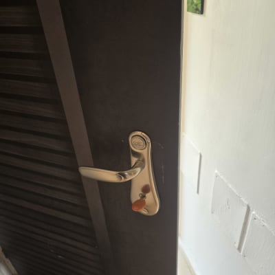 ידית דלת עם מנעול כסוף