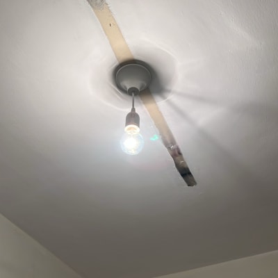 מנורה תלויה מהתקרה עם חוט חשמל חשוף