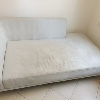 ספה אפורה עם כתמים על הרצפה