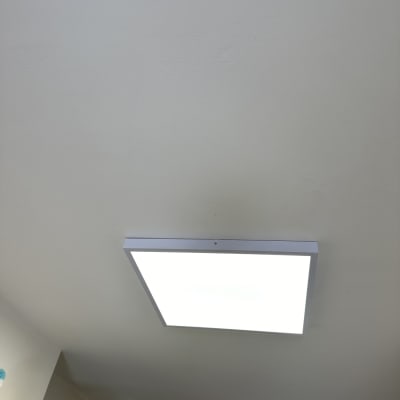 תאורת תקרה מרובעת דולקת על תקרה לבנה
