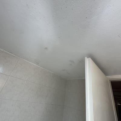 תקרה וקיר עם סימני רטיבות ועובש