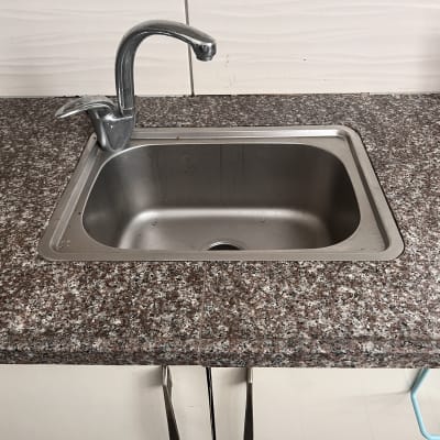 שיש מטבח חום עם כיור נירוסטה וברז