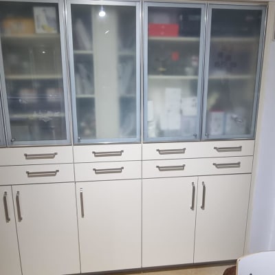 ארונות מטבח עם דלתות זכוכית ומדפים עם ספרים