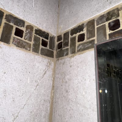 קיר עם סימני רטיבות ועבודת אריחים