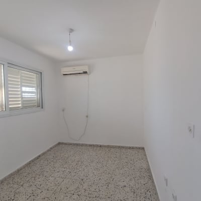 חדר ריק עם קירות צבועים ולבן