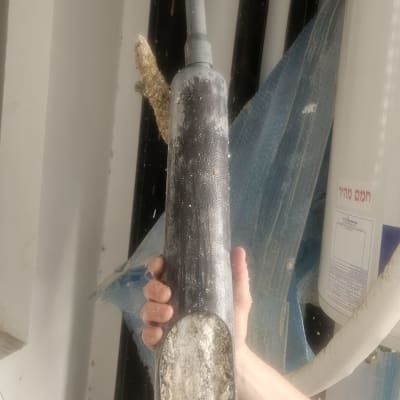 צינור עם אבנית במערכת חימום מים