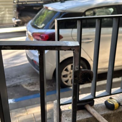 מסגרת מתכת עם כלי עבודה על קיר בטון