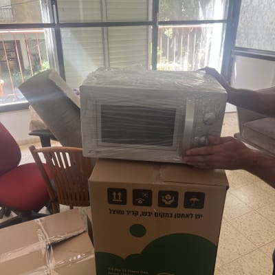 מיקרוגל ארוז על קרטון עם אריזות נוספות