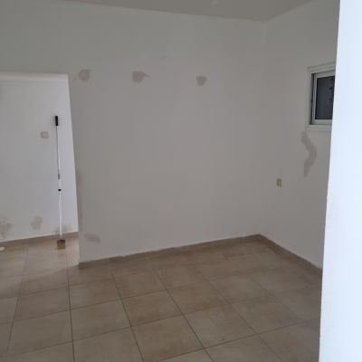 חדר ריק עם קירות צבועים ורצפת קרמיקה
