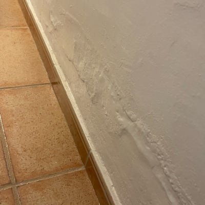 קיר עם סימני רטיבות ותיקוני איטום