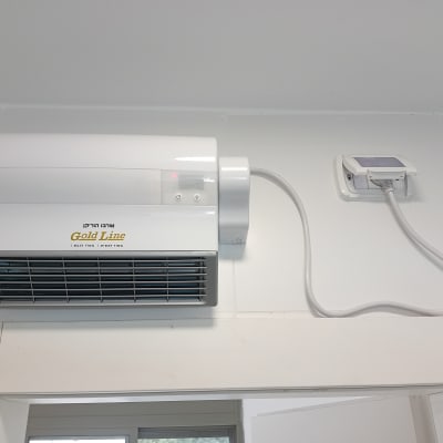 מאוורר חשמלי מותקן על קיר עם חיבורי כבלים