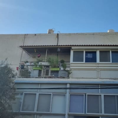 מרפסת עם צמחייה, חלונות סגורים, מזגן על הקיר