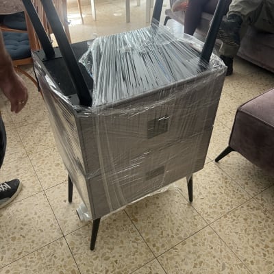 רהיט עטוף בניילון מוכן להובלה