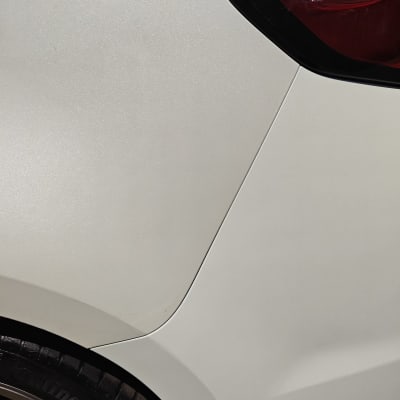 חלק אחורי של רכב עם פנס אחורי וצמיג