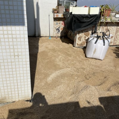 שק גדול מלא חומרי איטום על גג מרוצף