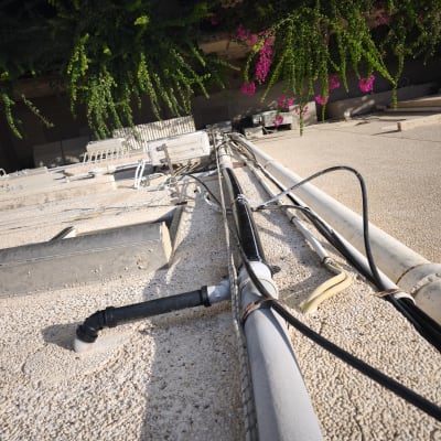 צינורות וכבלים על קיר חיצוני של בניין