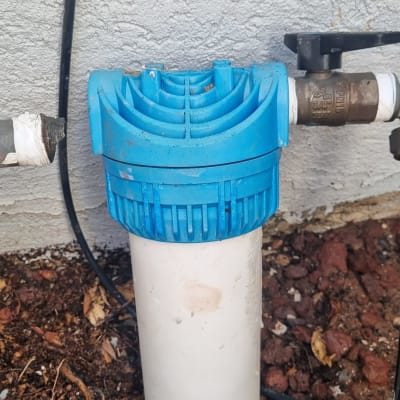 מסנן מים כחול מחובר לצינור