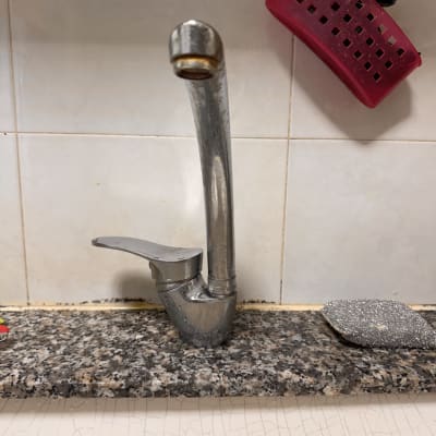 ברז מטבח על משטח גרניט עם ספוג ניקוי