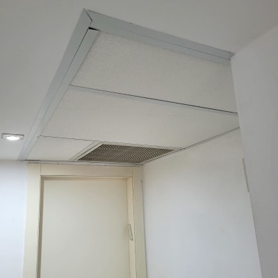 תקרת גבס עם פתח אוורור ודלת לבנה