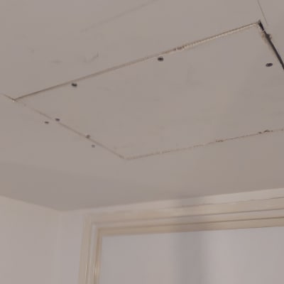 תקרה עם לוח גבס ומסגרת דלת צבועה