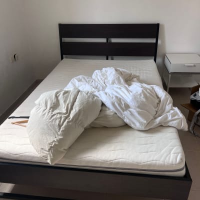 מיטה עם מזרן חשוף וכרית על הרצפה