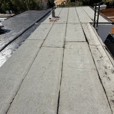 גג עם יריעות איטום וכלי עבודה