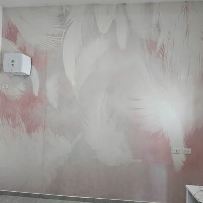 טפט עם נוצות לבנות על רקע ורוד