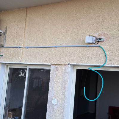 יחידת מיזוג אוויר עם חיווט חשמלי על קיר חיצוני