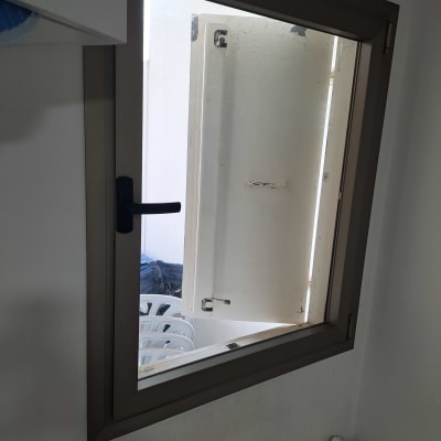 חלון פתוח עם תריסים לבנים