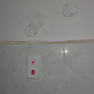 מתג חשמלי עם נורית חיווי על קיר